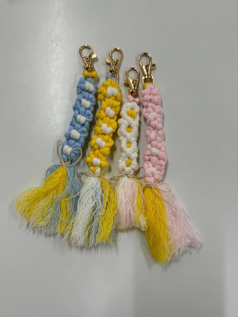 花のキーホルダーが4つ並んでいる